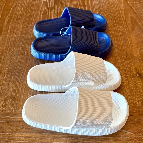 1 set of 2 pairs molded pool slides 1 blue & 1 white 9 - Picture 3 of 8